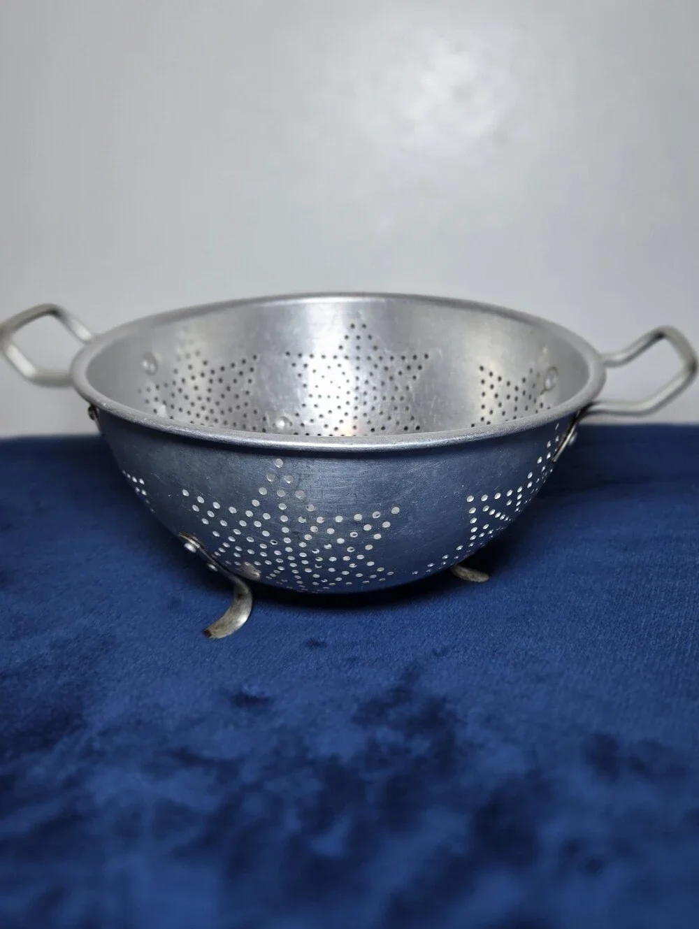 VINTAGE 7 STAR 3 FOOTED ALUMINUM COLANDER RUSTIC COUNTRY GRANDMA COTTAGE